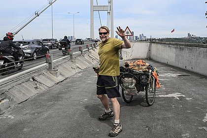 Мужчина шел 27 лет и обошел всю планету. Как он пережил арест в России, вплавь преодолел Ла-Манш и попал под защиту Абрамовича?