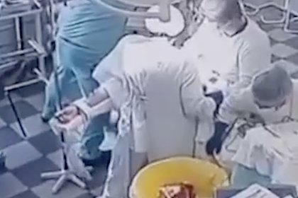 Продолжающие делать операцию во время землетрясения на Камчатке врачи попали на видео