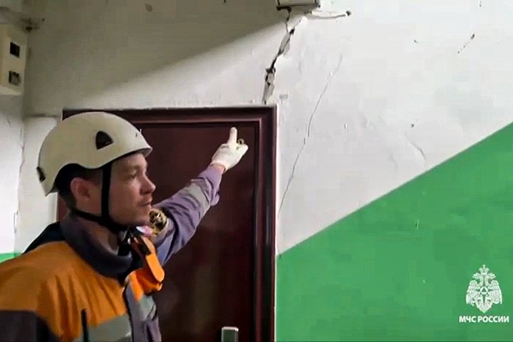 После землетрясения на стенах жилого дома в Сахалинской области образовались трещины