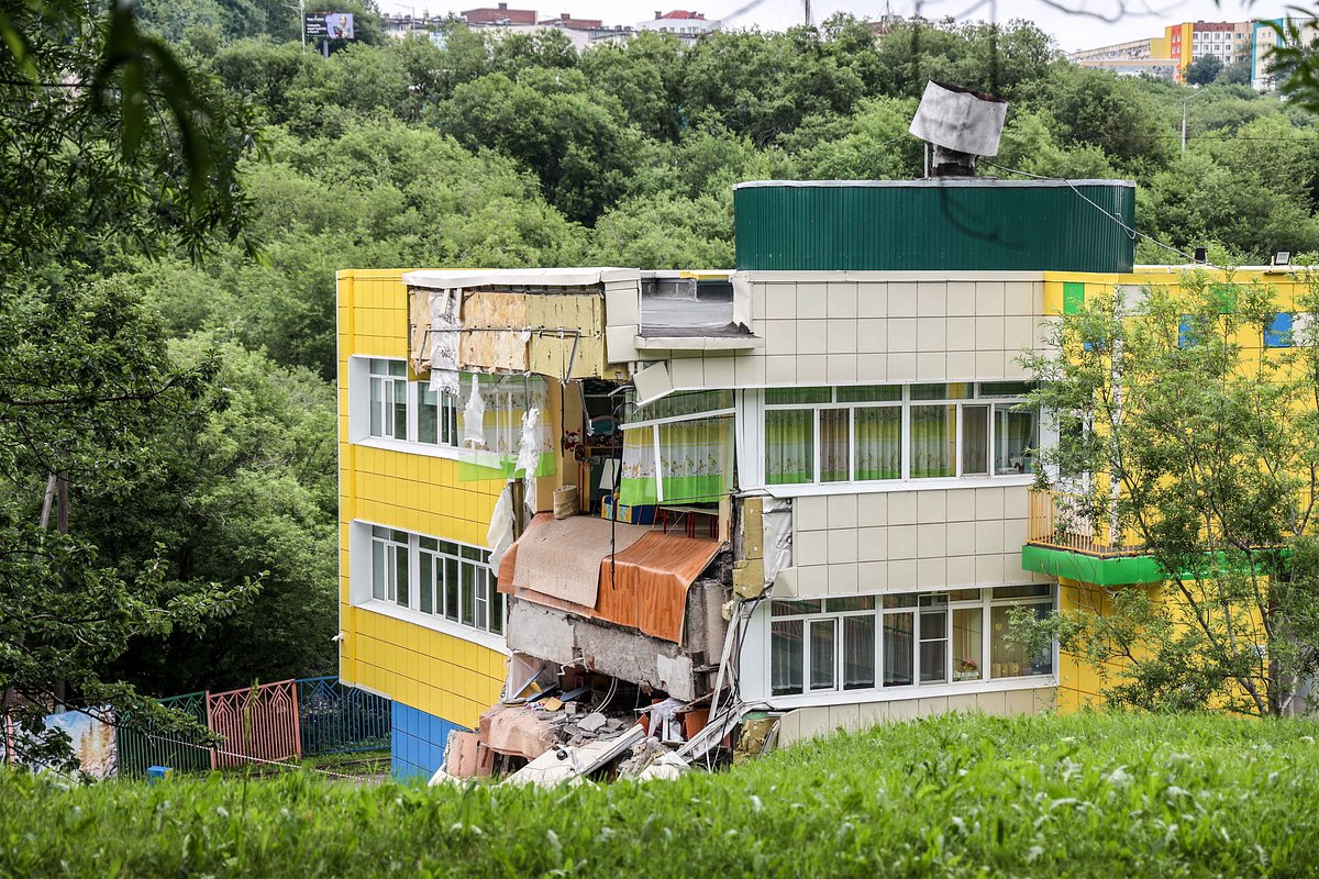 Фасад детского сада разрушился из-за землетрясения на Камчатке