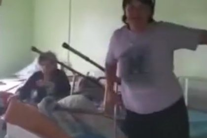 Пациенты с переломанными ногами в палате с обрушенным потолком на Камчатке попали на видео