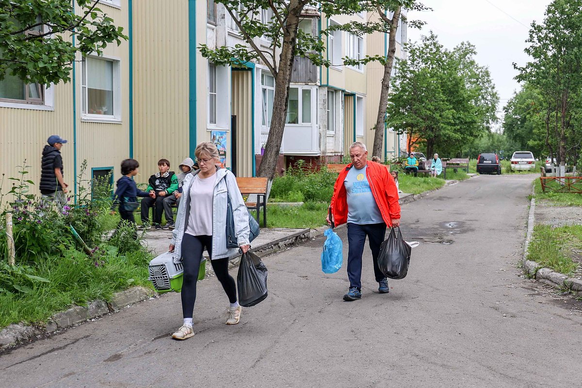 Люди взяли с собой вещи первой необходимости и покинули дома, опасаясь обрушений