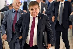 Владимир Джабаров (в центре)