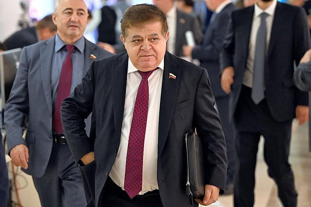 Владимир Джабаров (в центре)