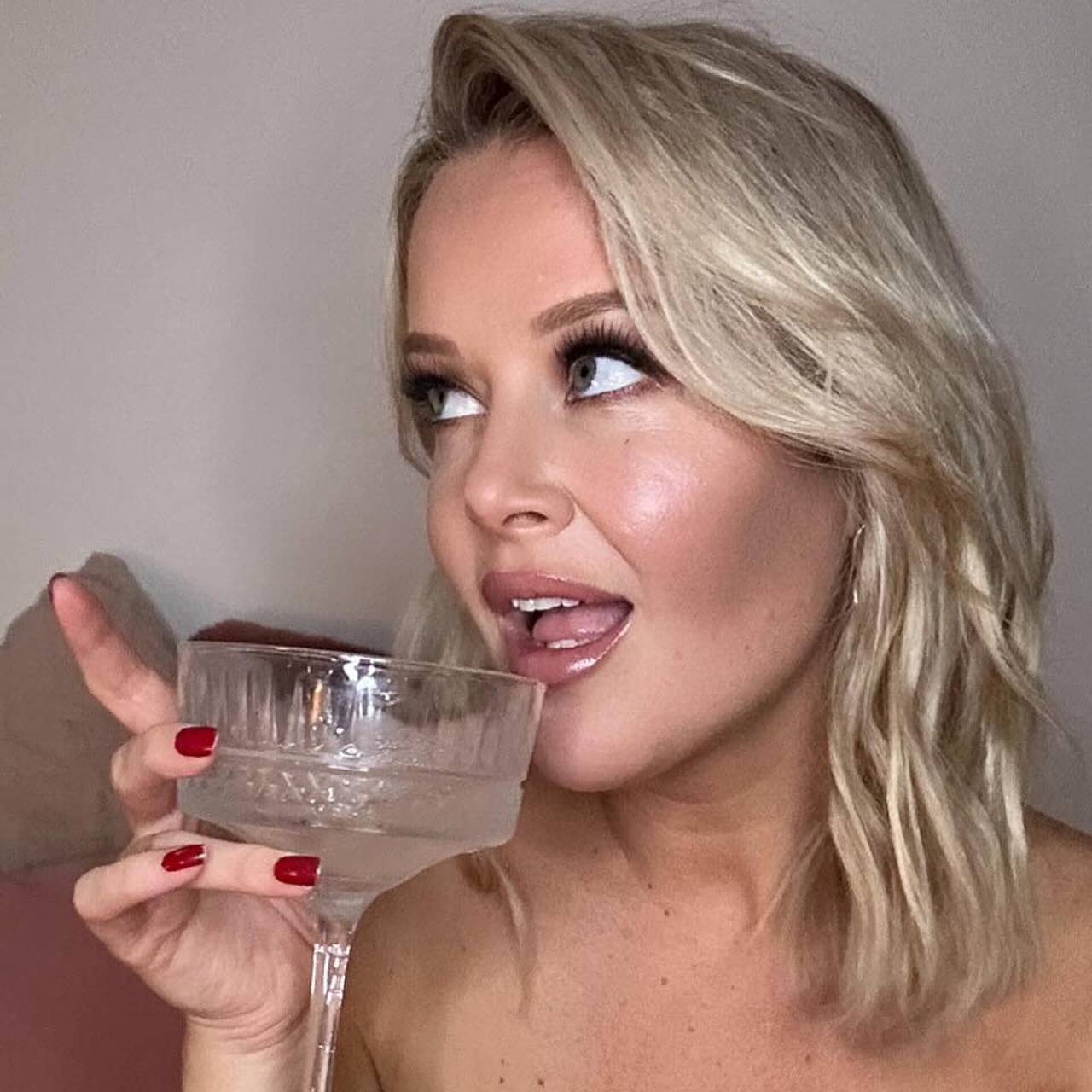 Қоғамдық көлікте етек алып отырған жақсы бейне.