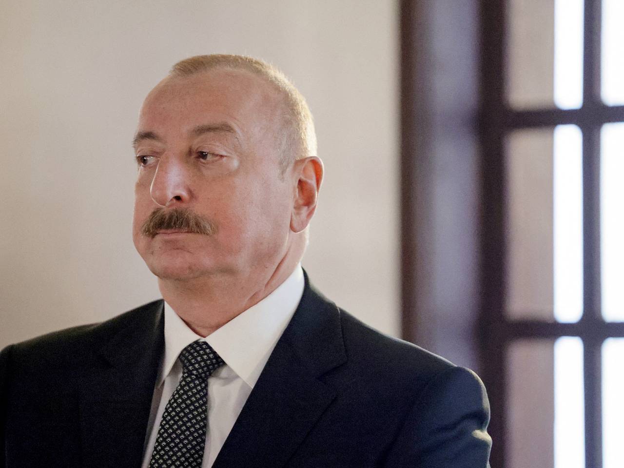 Алиев обязал усилить контроль над языком в Азербайджане0