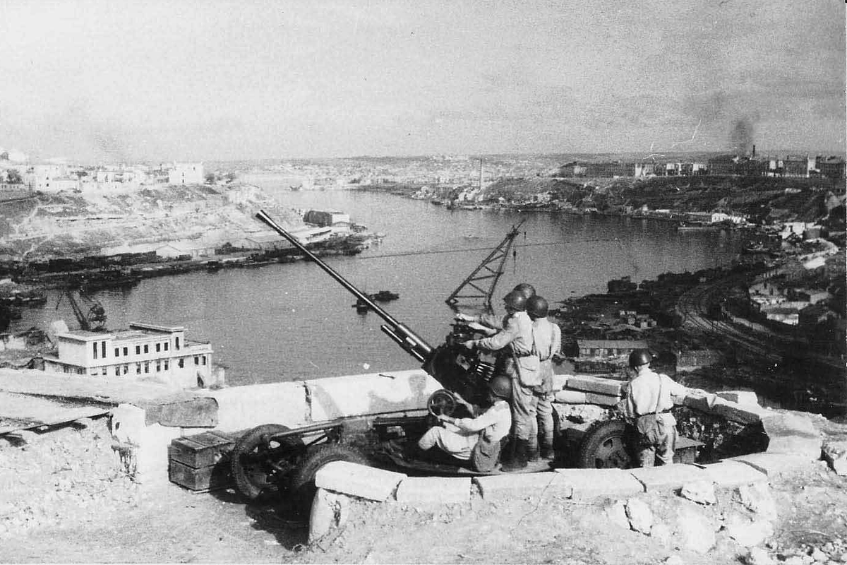 Зенитный расчет на Историческом бульваре Севастополя