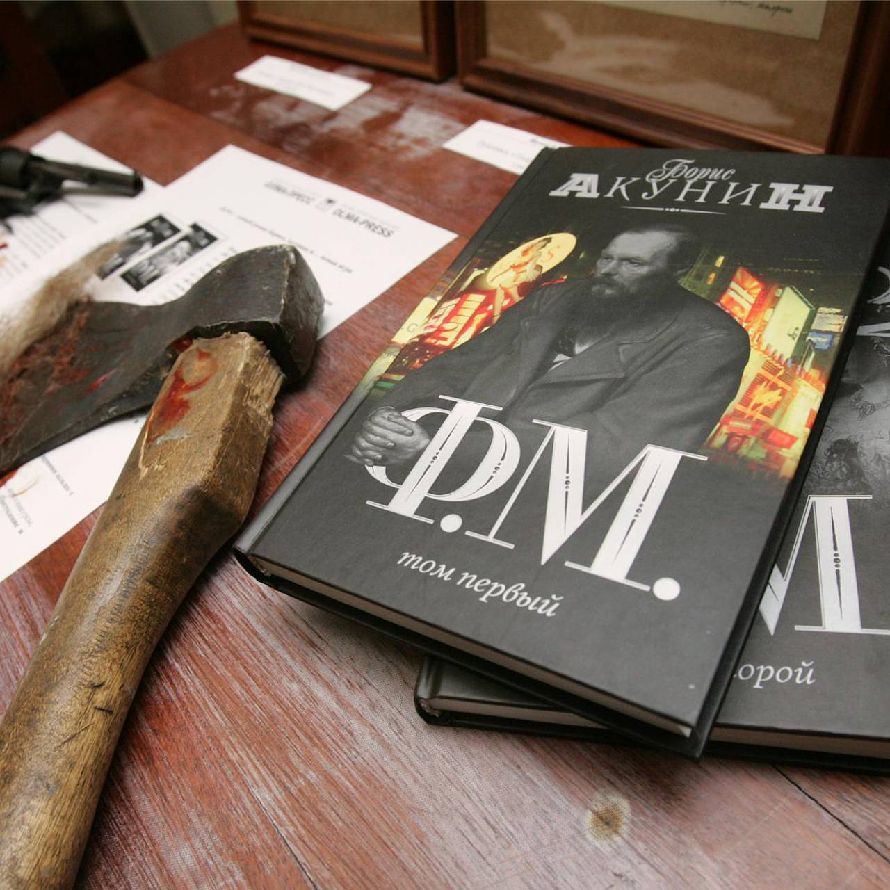 Минобрнауки ответило на слухи о запрете хранить книги Акунина и Быкова