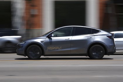 За рулем беспилотного такси Tesla обнаружили водителя