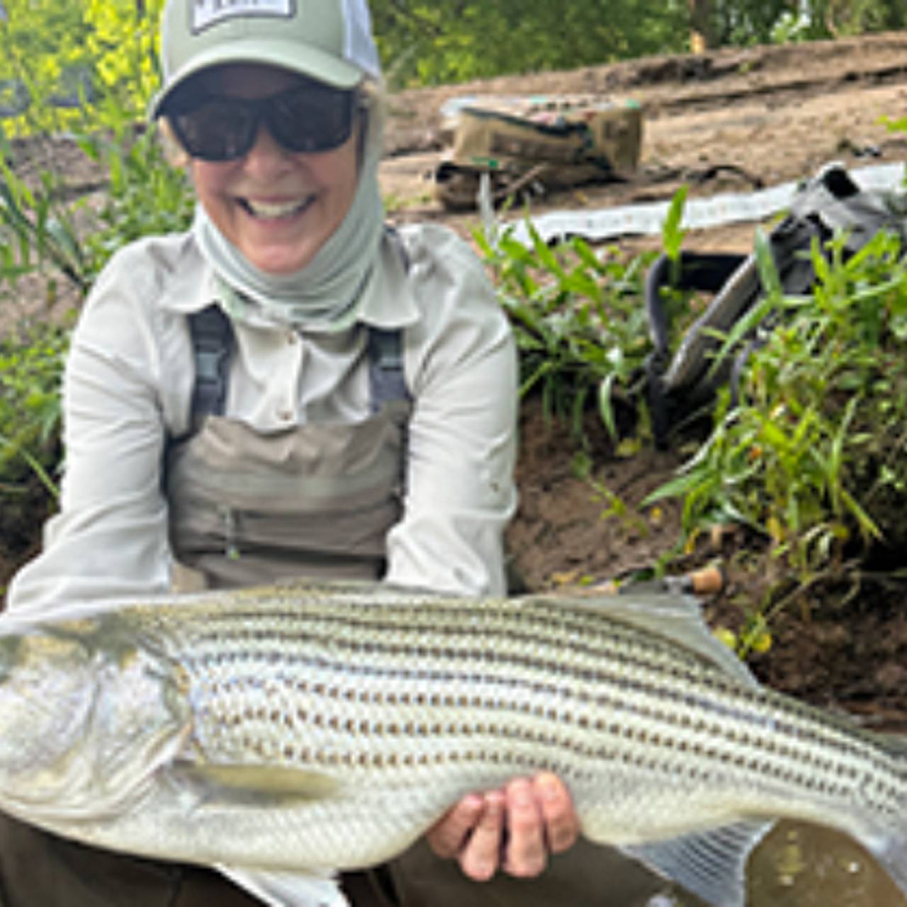 Женщина поймала самого большого в мире речного полосатого окуня