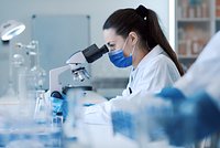 Современные лекарства побеждают самые агрессивные виды онкозаболеваний. Почему не все пациенты успевают их получить?