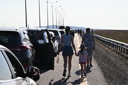 «Боже мой, бедный наш Крым». Тысячи авто и 8 часов в очереди: у Крымского моста образовалась рекордная пробка. Что там творится?