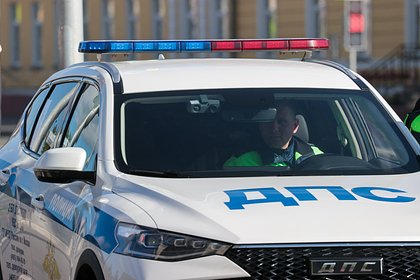 Семилетняя девочка за рулем автомобиля сбила прохожего и скамью в российском регионе