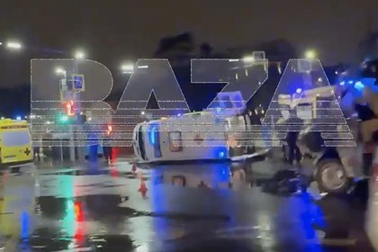 Машина скорой помощи и грузовик столкнулись в центре Москвы