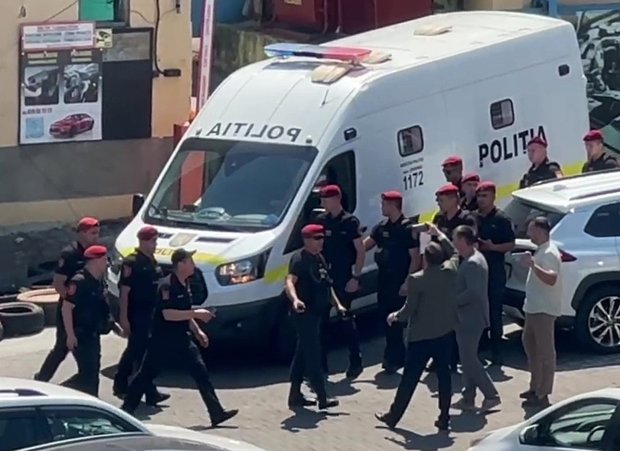 Автомобиль полиции, на котором после заседания суда увозят Евгению Гуцул