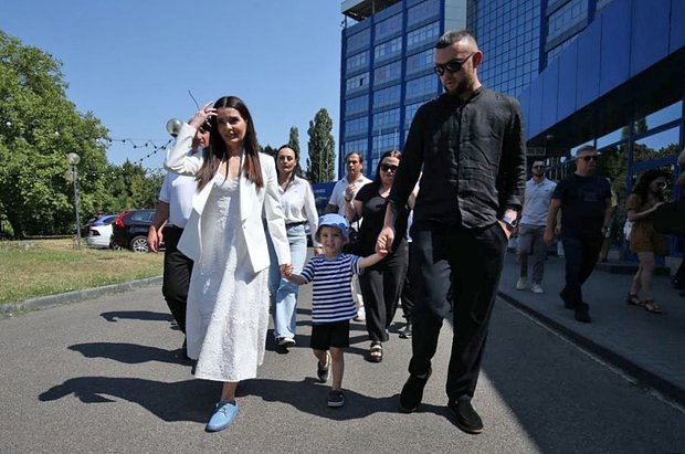 Евгения Гуцул с супругом и сыном у здания суда
