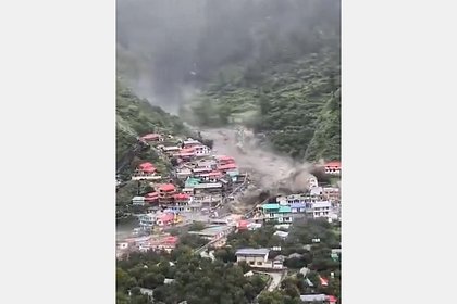 Мощное наводнение смыло деревню в Индии и попало на видео