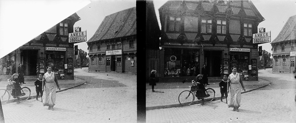 На улице одного из немецких городов. У магазина фототоваров Георг Кимме. Справа отель «Ратскеллер». Рыночная площадь, Гифхорн, Германия. 1913-1914 годы