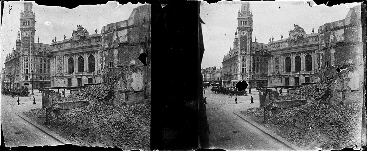 У здания биржи и театра. Лилль, Франция. 1914-1915 годы