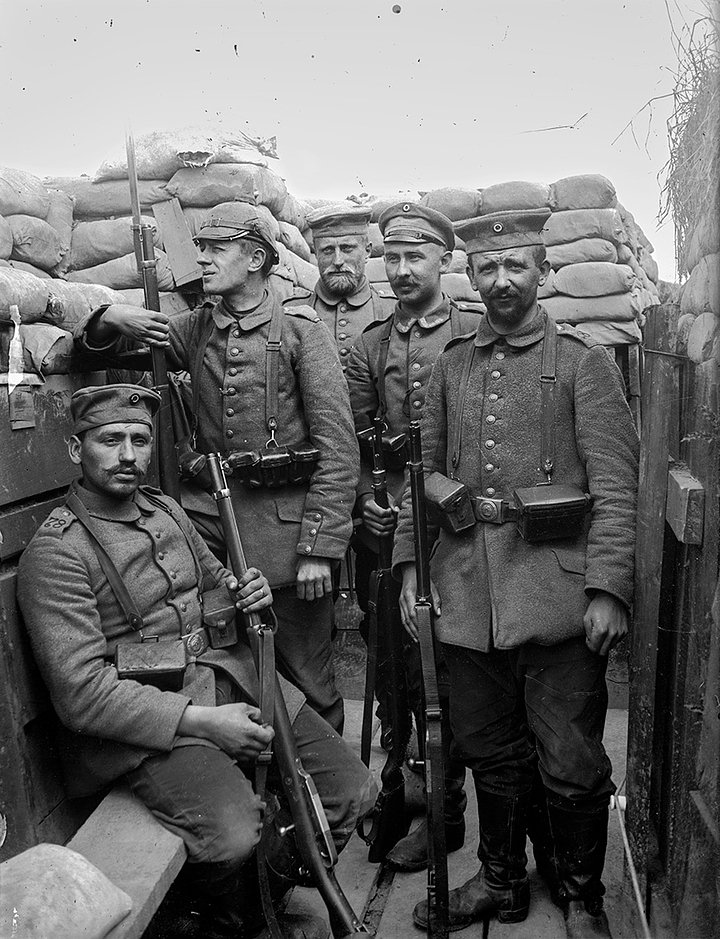 Групповой портрет немецких солдат из 78-го пехотного полка ландвера с пулеметом MG 08. Франция. 1914-1915 годы