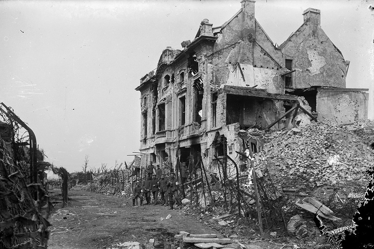 Немецкие военные из медицинской роты 78-го пехотного полка ландвера возле разрушенного здания. Предположительно Фишё, Франция. 1916-1917 годы