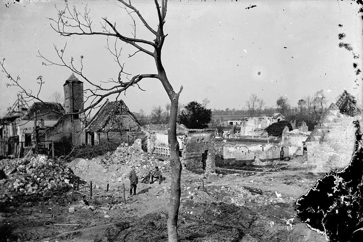 Немецкие офицеры с собакой среди руин города. Фишё, Франция. 1916-1917 годы