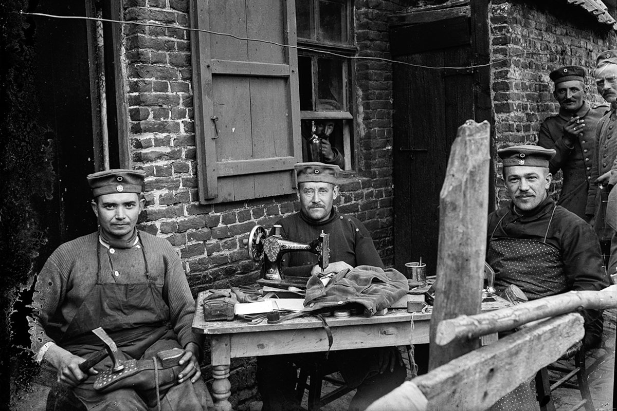 Портрет немецких военных в мастерской по ремонту обуви и одежды. Франция. 1915-1916 годы