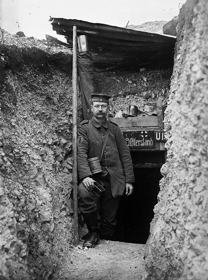 Портрет немецкого медика из 78-го пехотного полка ландвера у входа в подземный медпункт. Франция. 1915-1916 годы