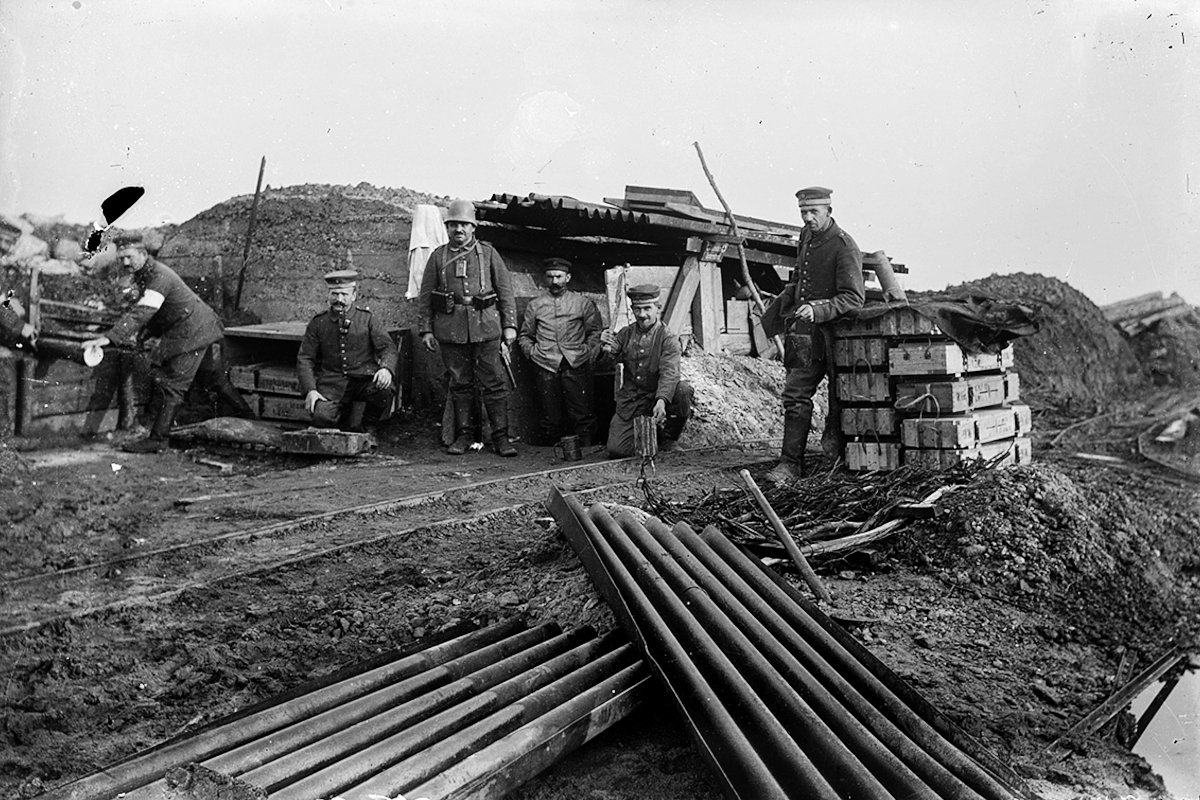 Немецкая медицинская рота 78-го пехотного полка ландвера у входа в полевой подземный медпункт. Рядом с входом табличка (нем. Sanitäts Unterstand). У крайнего справа солдата на погонах цифра 28, что возможно указывает на номер медицинской роты. Франция. 1916-1917 годы