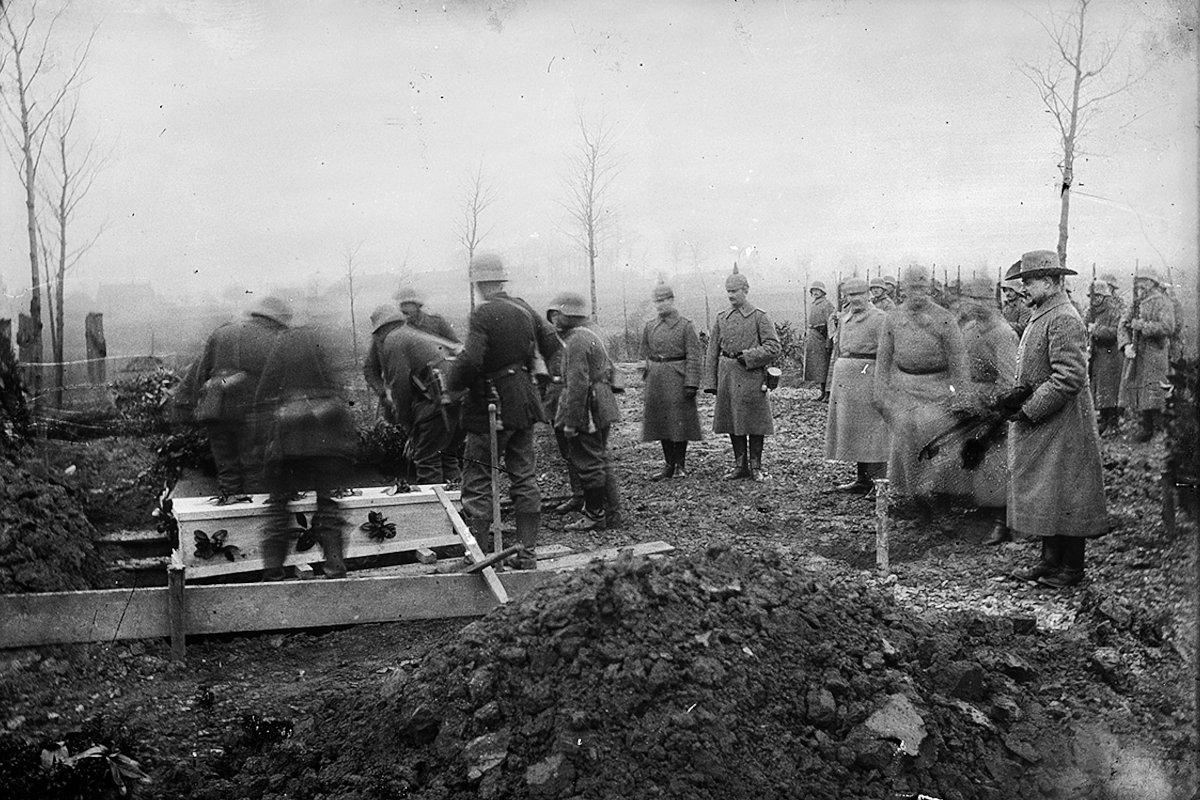 Похороны немецкого офицера. Предположительно Франция. 1915-1916 годы