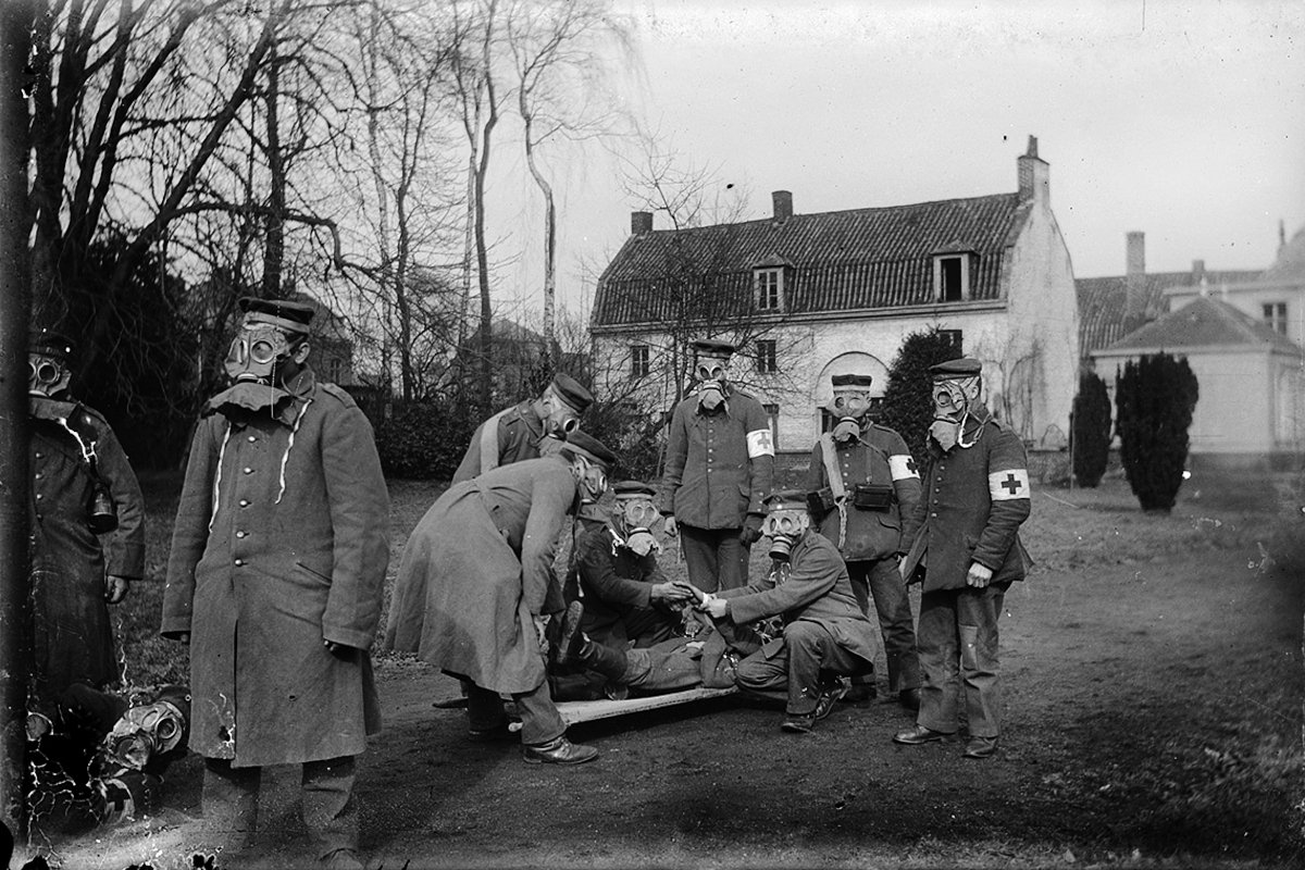 Тренировка немецких медиков из 78-го пехотного полка ландвера в противогазах и с ранеными на носилках. Обурден, Пригород Лилля, Франция. 1916-1917 годы