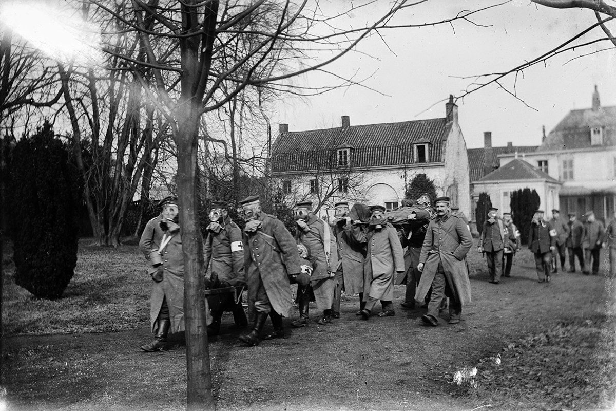 Тренировка немецких медиков из 78-го пехотного полка ландвера в противогазах и с ранеными на носилках. Обурден, Пригород Лилля, Франция. 1916-1917 годы