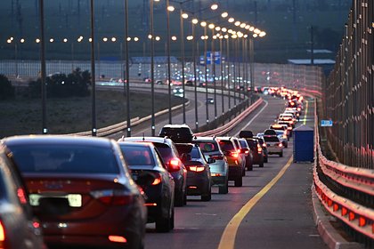 Россиян захотели штрафовать за проезд по Крымскому мосту без очереди