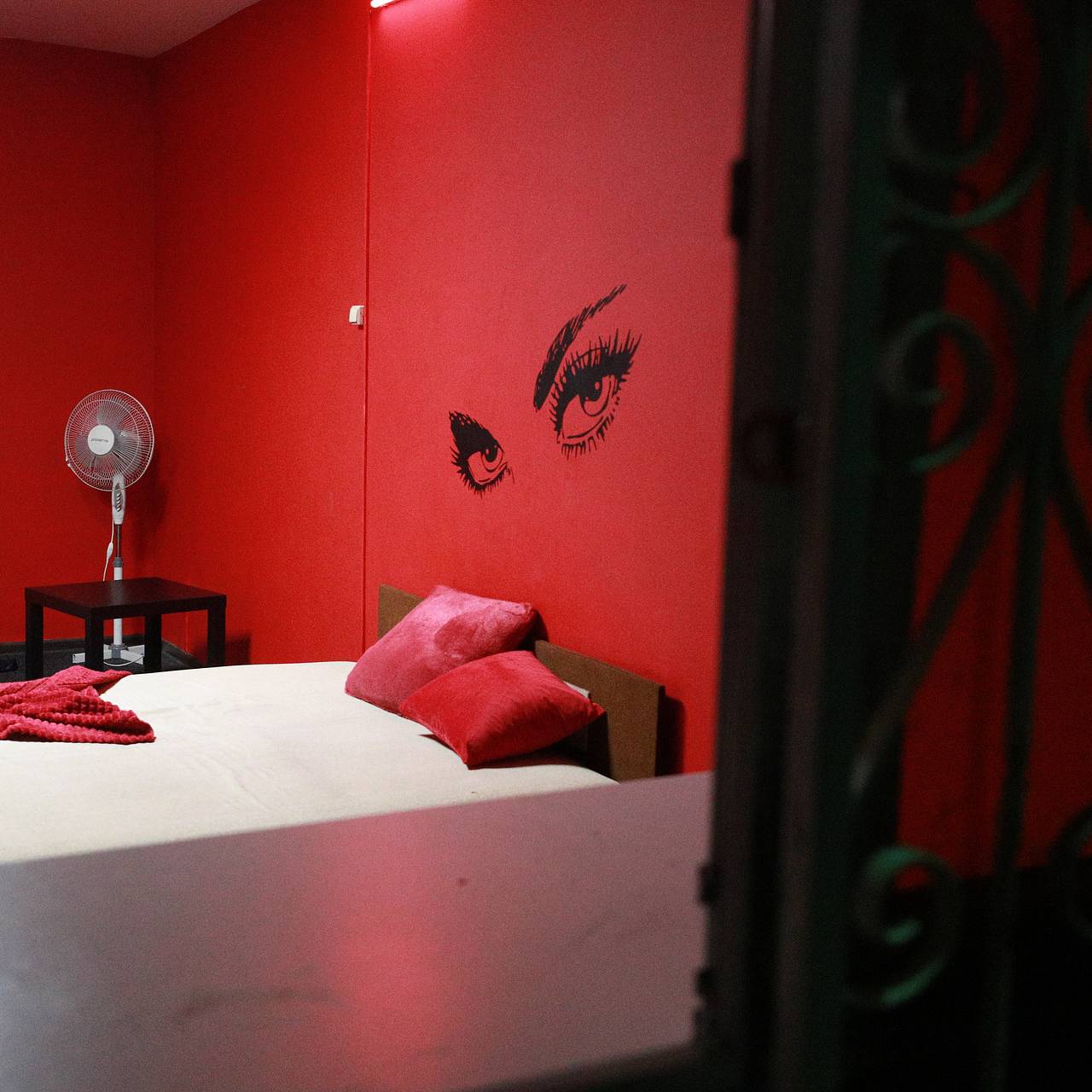 Брюнетка қоғамдық дәретханадағы үлкен әтешті сорып жатыр