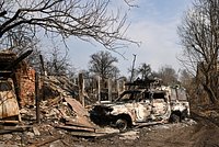 «Тогда ляжешь рядом». Солдаты ВСУ под Суджей заставили пожилую россиянку тащить тело соседки, пригрозив расправой 