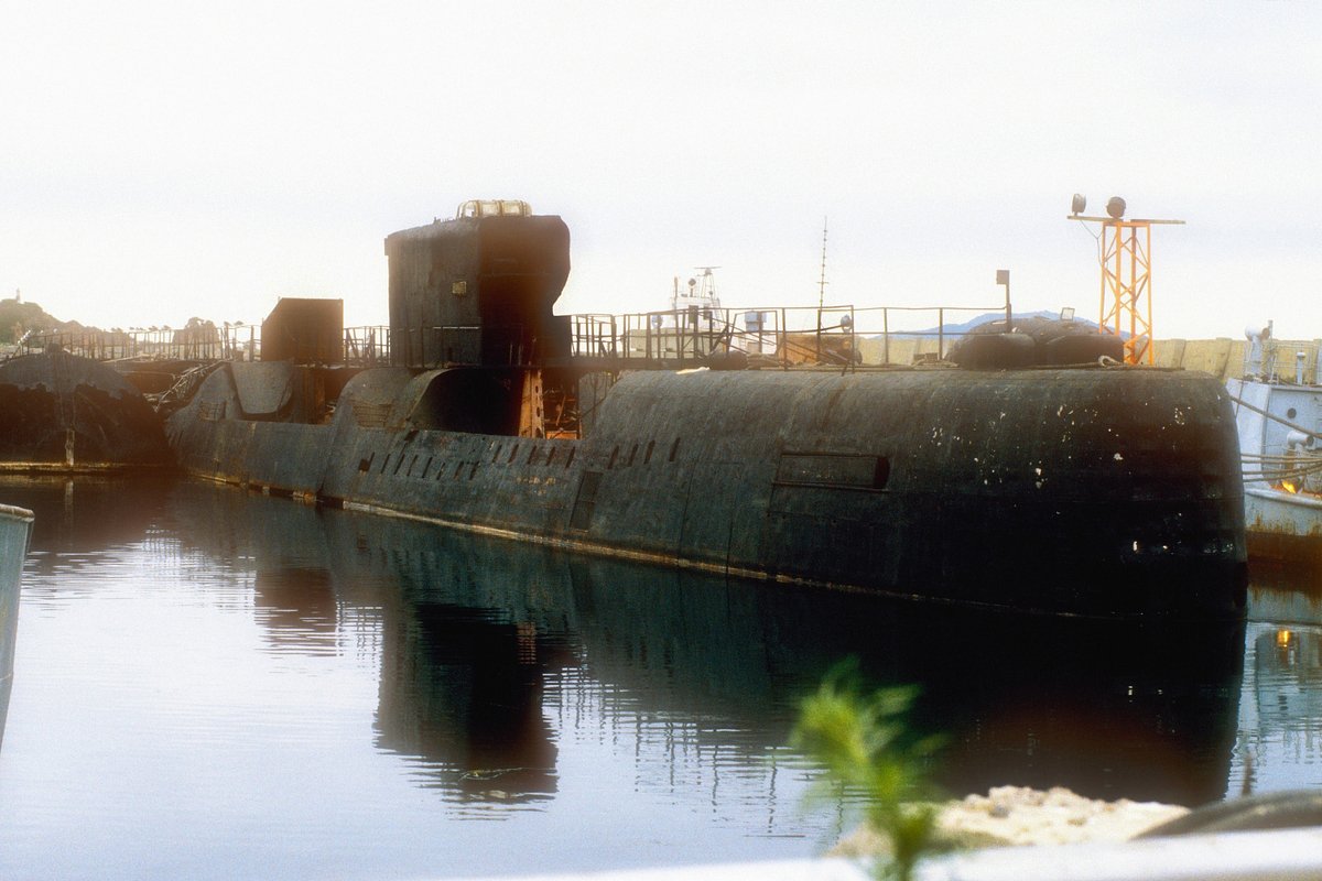 Подлодка К-431 в бухте Павловского, 1993 год
