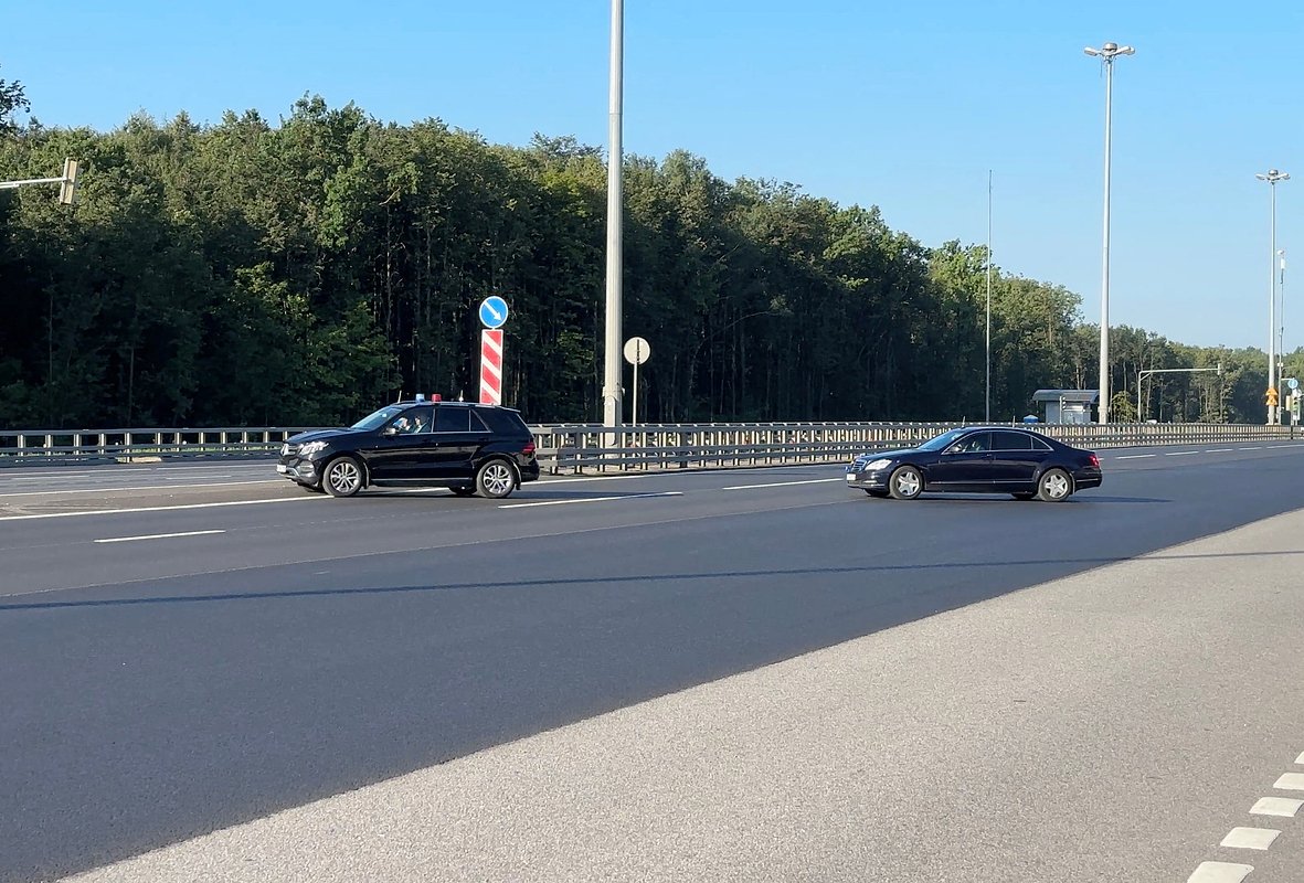 Кортеж Уиткоффа покидает аэропорт Внуково