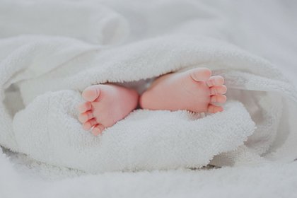 Россиянка родила дочь от бойца СВО через полтора года после его смерти и лишилась выплат