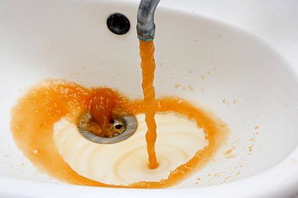 Россиянам объяснили причины появления ржавой воды из-под крана