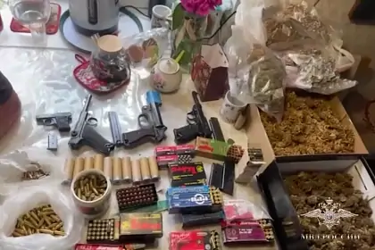 Запасы российского дачника из пистолетов и марихуаны попали на видео
