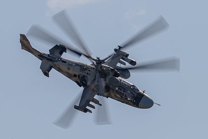 Военный вертолет заметили в небе рядом с аэропортом Внуково и сняли его на видео
