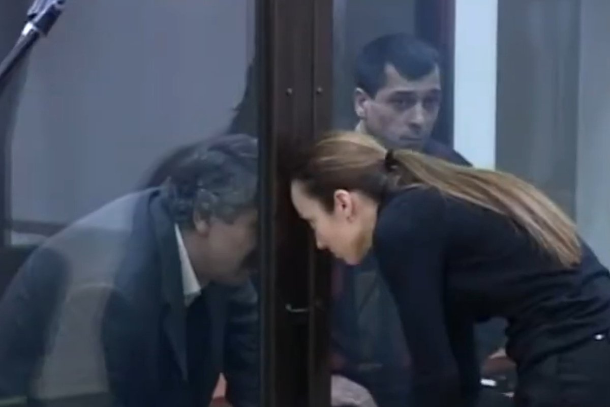 Фахрудин Махмудов (слева) во время суда