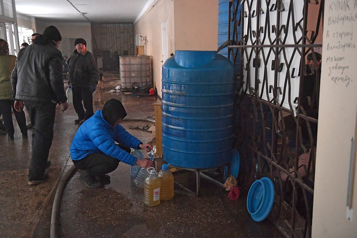 Жители Мариуполя набирают воду из баков, Донецкая народная республика, Россия, 23 марта 2022 года