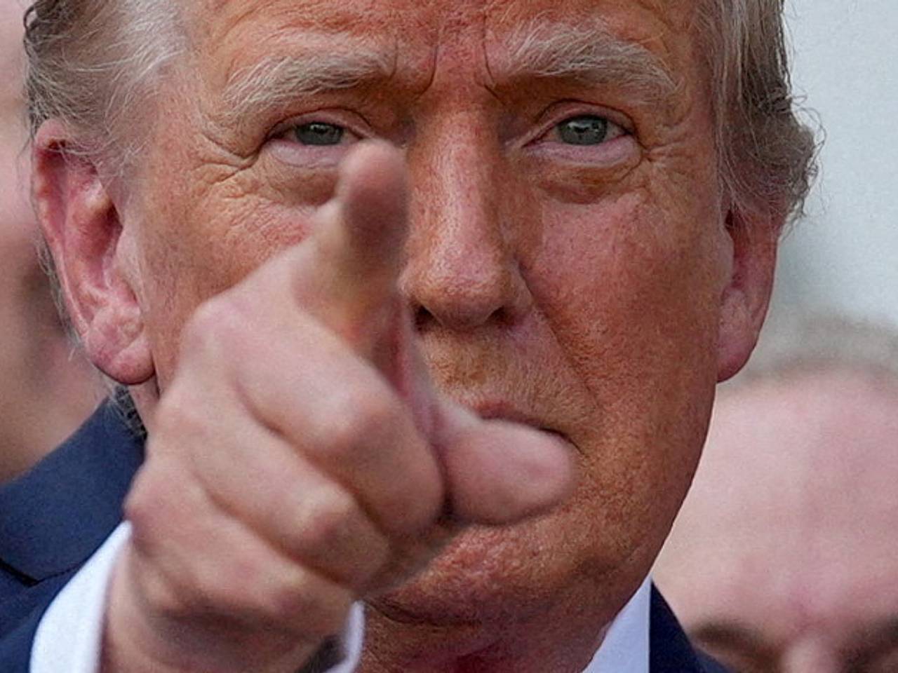 Трамп ответил на избиение Больших Яиц0