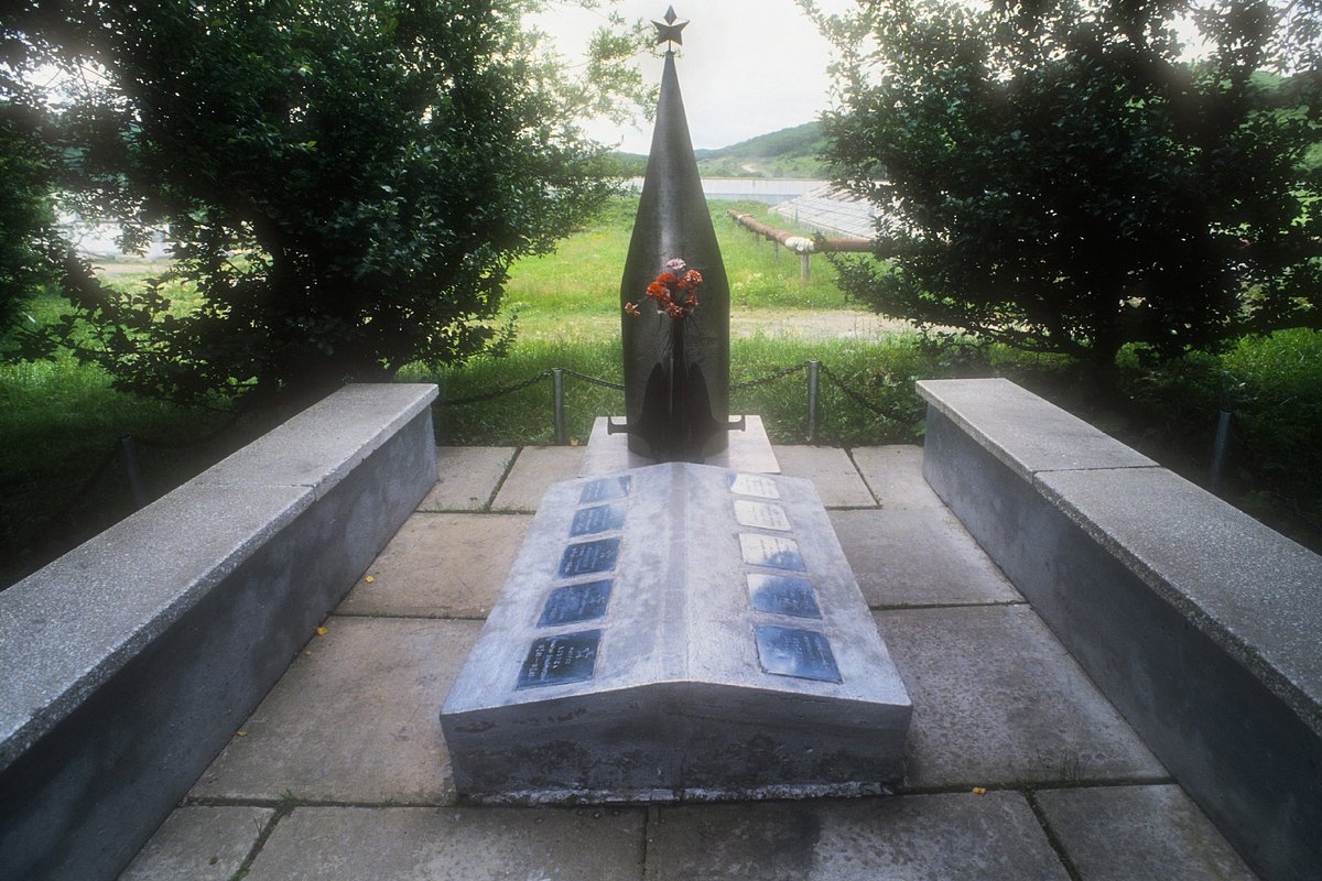 Монумент на могиле погибших моряков, 1993 год