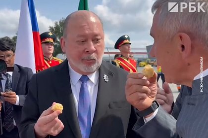 Короля на золотом самолете накормили чак-чаком в Казани