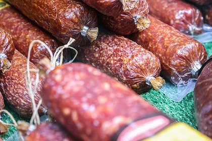 В российском сервелате нашли мясной клей