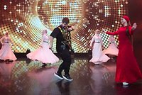 Сын Кадырова станцевал лезгинку на сцене филармонии. У 17-летнего Адама заметили пистолет на поясе 