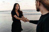 «Я живу чужой жизнью» Миллионы людей следят за своими близкими. Почему они это делают и как забота превращается в манию?