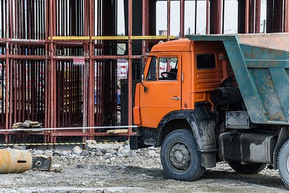 Дважды наехавший на людей водитель самосвала сбежал из России